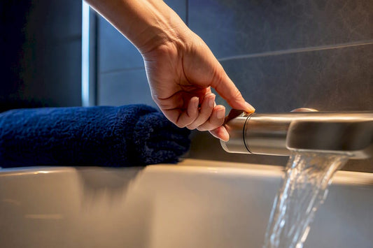 Hand adjusting thermostatic tap temperature